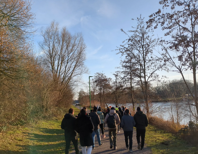 Die Sprachaustauschgruppe unterwegs im Sportpark Duisburg | Foto: Astrid Günther