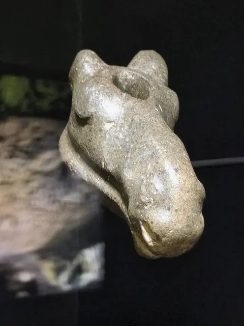 südfinnischer mesolithischer gelochter Elchkopf, Palojoki Huittinen
6.100 v. Chr., Speckstein