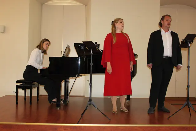 Barbara Brusini, Annika Egert und Daniel Schliewa (v. l.) gelang eine überzeugende Hommage an die Glanzzeit des deutschen Tonfilms.