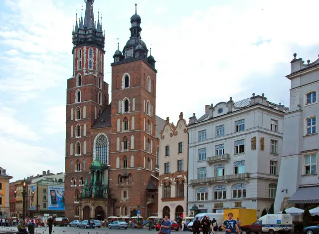 Krakau: An der Marienkirche auf dem Marktplatz fallen die mit 69 und 81 m unterschiedlichen Türme auf. 