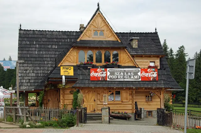 Zakopane hat eine eigene Architektur. Viele Holzhäuser und spitze Giebel.