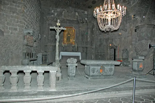 Ein Altar, der zu einem Kirchenraum gehört. Alles aus Salz.