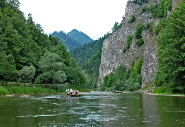 Floßfahrt auf dem Fluss Dunajec mit Blick auf das Pieniny-Gebirge.
