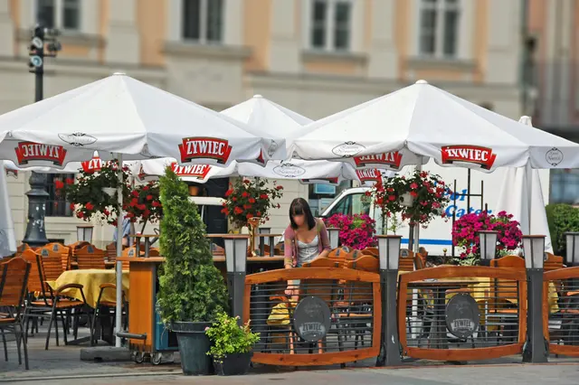 Auf dem Krakauer Marktplatz findet sich viel (Außen-)Gastronomie zum Verweilen und Genießen.