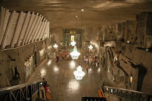 Wenn man die Treppe herabsteigt, gelangt man in den Kirchenraum mit Altar und Wanddekorationen. Kaum zu glauben, aber alles ist aus Salz.