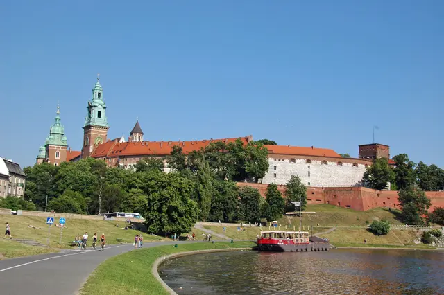 Krakau: Das Wawelschloss auf dem Wawelhügel. Über fünf Jahrhunderte wohnten hier die polnischen Monarchen. Rechts fließt die Weichsel.