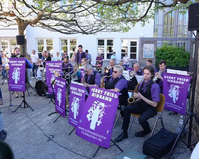 Die Gerry Fried Big-Band begleitete den Maitanz musikalisch. | Foto: Stadt Gersthofen (Kai Schwarz)