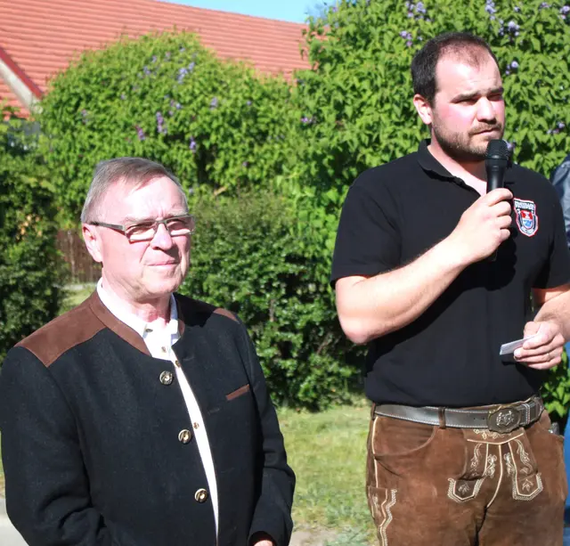 Der Feuerwehrvorsitzende Patrick Gerblinger (rechts) und 3. Bürgermeister Rudi Helfert (links) begrüßten die Gäste in der Erlinger Ortsmitte.  | Foto: Peter Heider