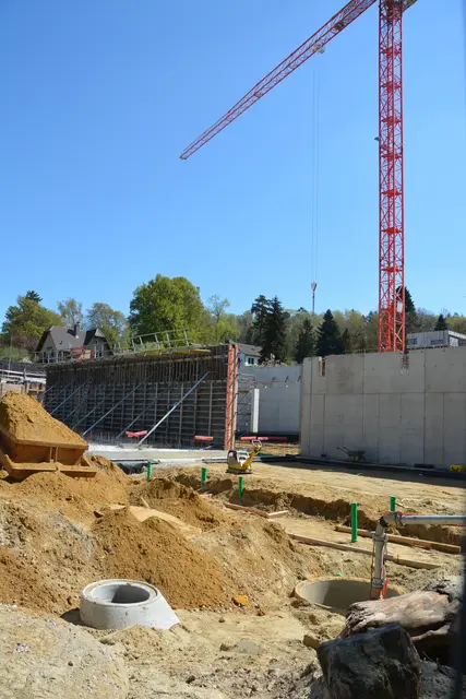 Auf der Baustelle der Grundschule Westheim wurden in den vergangenen Wochen die Grundleitungen verlegt und die ersten Fundamente betoniert.