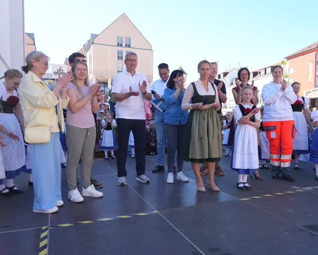 Susanne Olita, Erste Bürgermeisterin, holte alle anwesenden Stadträtinnen und Stadträte der neuen Wahlperiode auf die Bühne und blickte mit Zuversicht auf die kommende Amtszeit. | Foto: Stadt Gersthofen (Kai Schwarz)