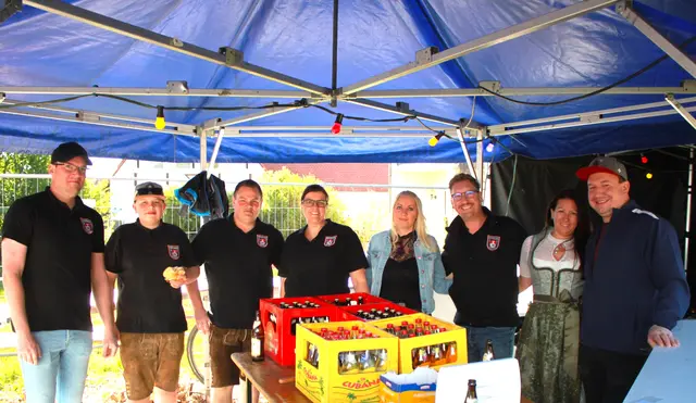 Prost und an Guatn: Mit kühlen Getränken und deftigen Schmankerln versorgte die Freiwillige Feuerwehr die Maifestgäste im Anschluss an die Tanzvorführungen im Schulhof. | Foto: Peter Heider