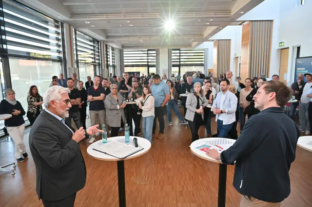 Zwei Personen unterhalten sich vor einem Pubilkum.
Erster Arbeitnehmerempfang mit Oberbürgermeister | Foto:  Stadt Bochum/Lutz Leitmann