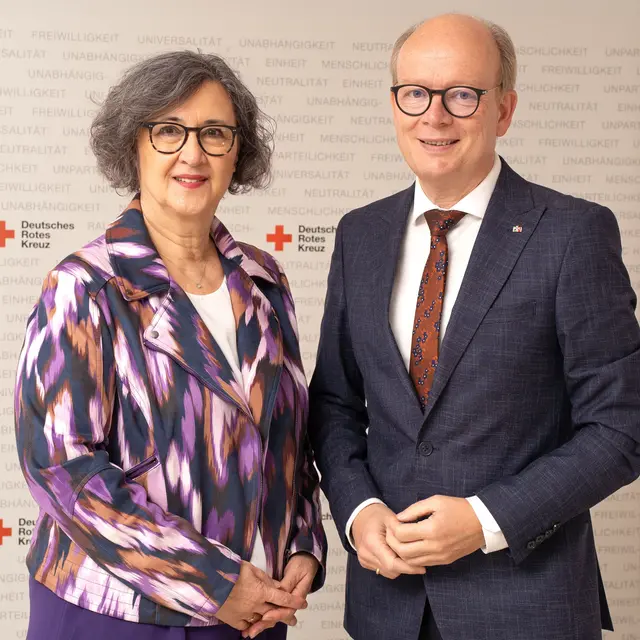Nilgün Özel, Vizepräsidentin des DRK-Landesverbandes Westfalen-Lippe, und André Kuper, NRW-Landtagspräsident, freuen sich auf viele Besucherinnen und Besucher. | Foto: Jonas Westermeyer / DRK-Landesverband Westfalen-Lippe