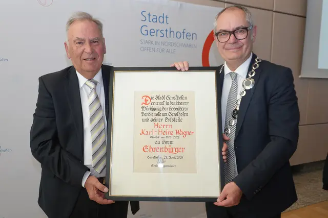 Karl-Heinz Wagner wird nicht nur als Altstadtrat ausgezeichnet – er wird auch zum Ehrenbürger der Stadt Gersthofen ernannt. | Foto: Stadt Gersthofen