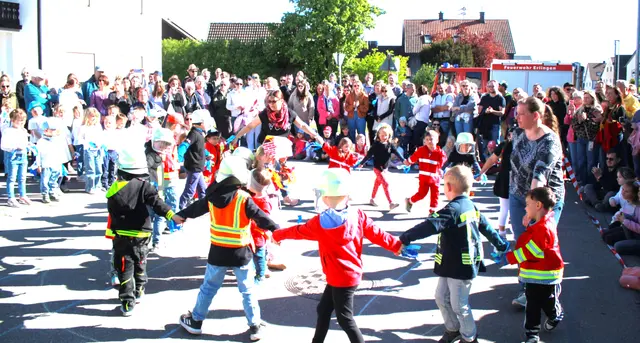 In Feuerwehrkleidung tanzte eine Kindergartengruppe fröhlich unter dem Maiwahrzeichen.  | Foto: Peter Heider