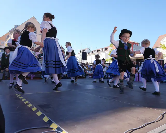 Der Heimat- und Volkstrachtenverein Gersthofen bot bei der Maifeier ein buntes und abwechslungsreiches Programm. | Foto: Stadt Gersthofen (Kai Schwarz)