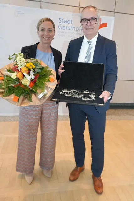 Michael Wörle, Erster Bürgermeister, überreicht sein Amt symbolisch an seine Nachfolgerin Susanne Olita, die am 7. Mai 2026 im Rathaus der Stadt Gersthofen vereidigt wird. | Foto: Stadt Gersthofen