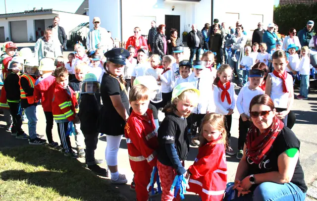 Die Kindergartenkinder und ihre Betreuer (innen) hatten sichtlich Spaß bei der Maifeier. | Foto: Peter Heider