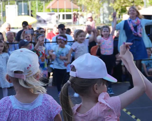 Der Auftritt des Kinderhauses und Conti am Ballonstarplatz begeisterte die Besucher. | Foto: Stadt Gersthofen (Kai Schwarz)