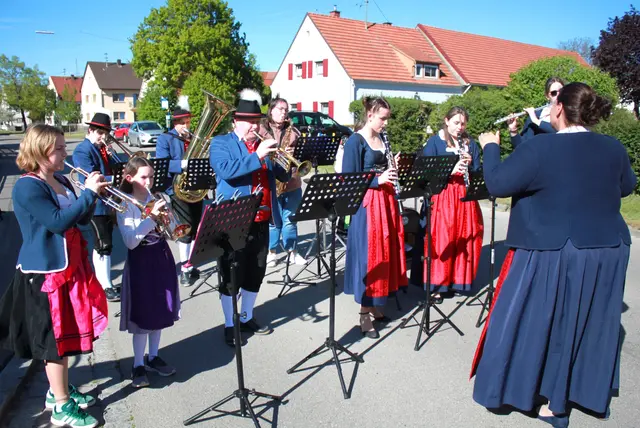 Das Jugendblasorchester Erlingen unter der Leitung von Caroline Dohm eröffnete musika-lisch die Maifeier in der Ortsmitte. | Foto: Peter Heider