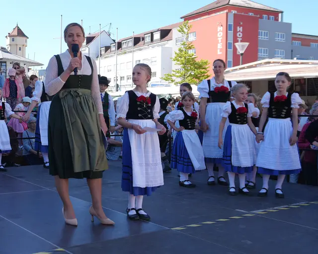 Um 16 Uhr eröffnete die neu gewählte Erste Bürgermeisterin Susanne Olita offiziell die Feierlichkeiten – ihr erster öffentlicher Auftritt in ihrem neuen Amt. | Foto: Stadt Gersthofen (Kai Schwarz)