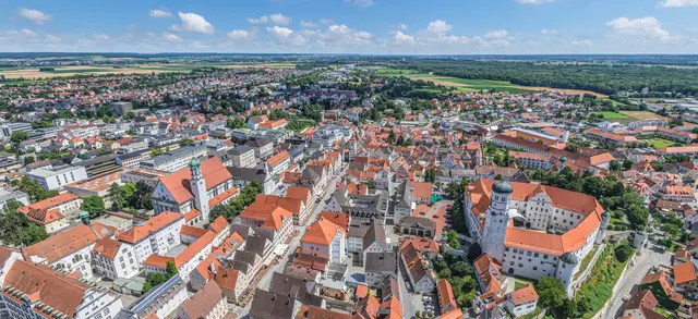Die Kreisstadt Dillingen im schwäbischen Donautal im Luftbild | Foto: ARochau – stock.adobe.com