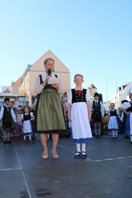 Die frisch gewählte Bürgermeisterin Susanne Olita begrüßte die Gersthofer Bürger zum Maimarkt und freut sich auf die kommenden Aufgaben als Stadtoberhäuptin.
