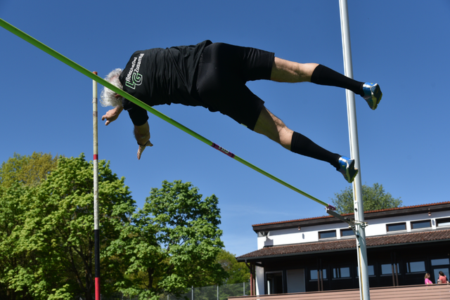 Jürgen Hinterstößer beim Stabhochsprung. | Foto: Hans Jörg Lauer