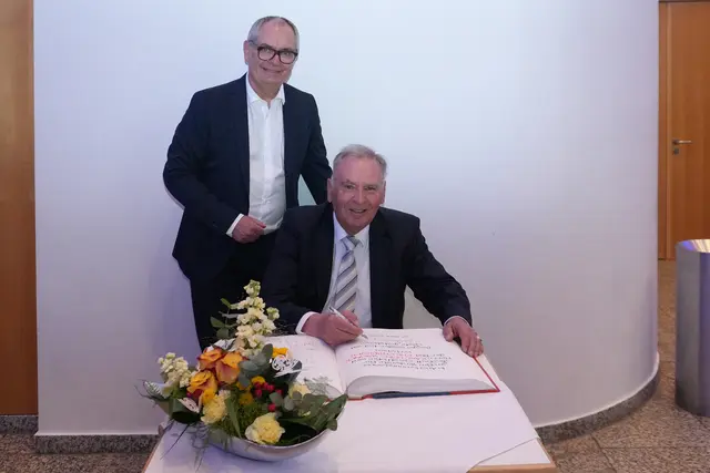 Michael Wörle, Erster Bürgermeister, und Karl-Heinz Wagner beim Eintrag ins Goldene Buch der Stadt Gersthofen. | Foto: Stadt Gersthofen