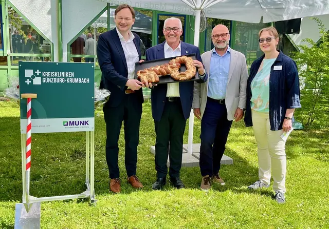 Der Günzburger Landrat Dr. Hans Reichhart, Unternehmer Ferdinand Munk, Robert Wieland (Vorstand der Kreiskliniken) und die Personalratsvorsitzende Dr. Ruth Frodl (Kreisklinik Günzburg) bei der „Schlüsselübergabe“. | Foto: Till Hofmann/Kreiskliniken Günzburg-Krumbach