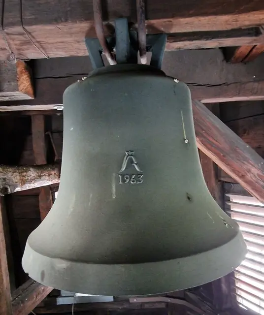 Neuere Glocke der Hospitalkirche in Biedenkopf 1963 von Rincker gegossen.