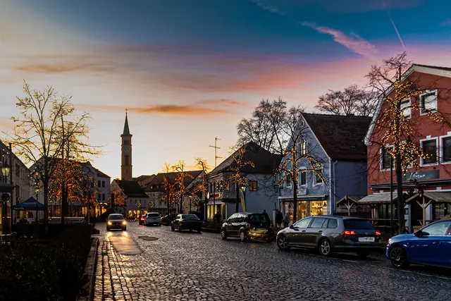 Abends in der Ludwigstraße in Friedberg in der Weihnachtszeit.