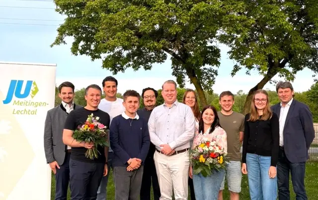 Gruppenbild mit Gästen nach der Vorstandsneuwahl und den Verabschiedungen im Vorstandskreis bei der JU Meitingen-Lechtal (von links): MdL Manuel Knoll, Philipp Schmid, Nico Cavaliere, Ben Berger, Jonas Deuringer, Sebastian Lohwasser, Daniela Neureiter, Anna-Lena Wagner, Dennis Stettberger, Katharina Higl, Bürgermeister Michael Higl. | Foto: Peter Heider