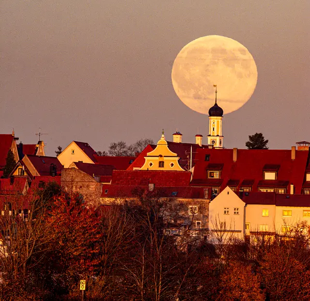 Wenn der Vollmond beim Rathaus in Friedberg aufgeht....