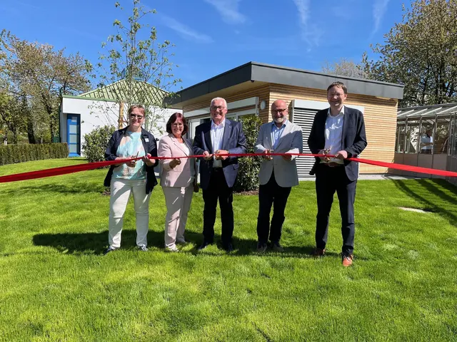 Noch ein Schnitt, dann ist der Mitarbeiter-Pavillon eröffnet (von links): Dr. Ruth Frodl, Ruth und Ferdinand Munk, Robert Wieland und Dr. Hans Reichhart. | Foto: Till Hofmann/Kreiskliniken Günzburg-Krumbach