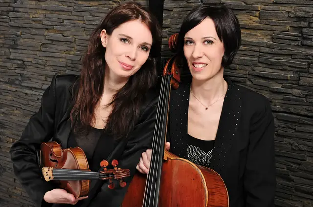 Foto der Künstlerinnen: Duo Rossel (Angela Rossel, Ruth Rossel)
(copyright Rossel)