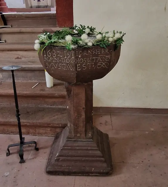 Taufbecken der Hospitalkirche Biedenkopf:

1682 IST JOHAN HER-
MAN DOR HOSBITANE
MVSGM EST

"1682 ist Johann Hermann Dör Hospitamensus gewesen"
