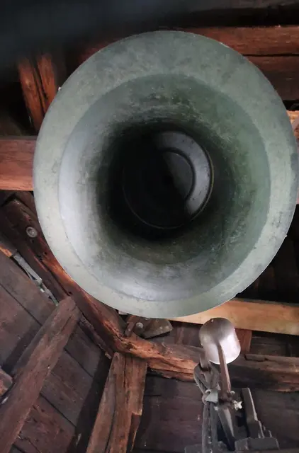 Neuere Glocke der Hospitalkirche in Biedenkopf 1963 von Rincker gegossen.
Auffällig, sie hat keinen Klöppel. Sie wird mit dem Hammer geschlagen.