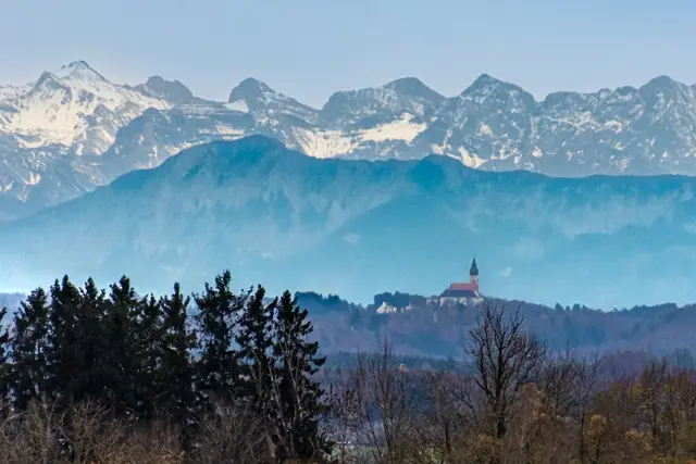 Kloster Andechs vor den Alpen. 