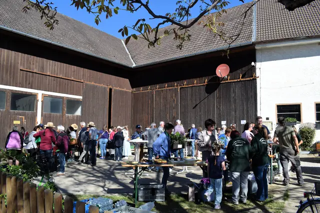 Viele Besucher bei der Pflanzenbörse | Foto: Walter Trettwer