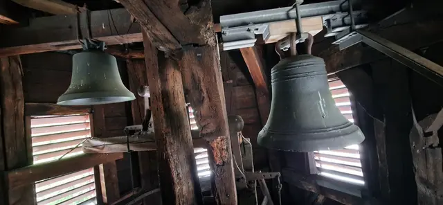 die rechte Glocke ist die älteste , vermutlich 16.Jhd.
die linke Glocke ist 1963 von Rincker in Sinn gegossen.