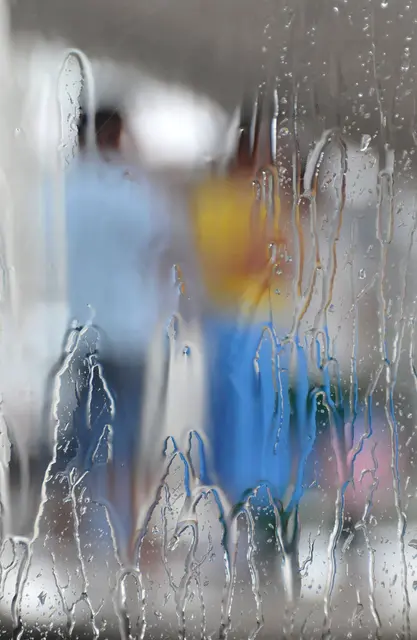 Aus dem Trockenen nach draußen fotografiert; auch  Regen an einer Scheibe kann reizvoll sein.