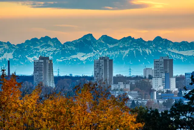 Der Schwabencenter in Augsburg vor den Bergen. Der Föhn macht solch eine Fernsicht möglich.