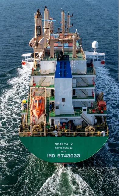 Das Frachtschiff SPARTA IV. Mit lobenswert deutlich aufgemalter IMO- Nummer einerseits, aber mit illegal verschleiertem AIS- Signal andererseits. | Foto: ESuT