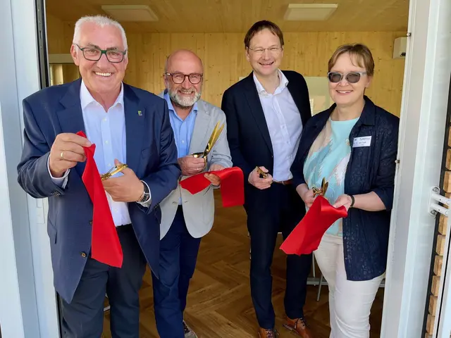 Sie haben den Mitarbeiter-Pavillon mit dem Durchtrennen des roten Bandes eröffnet (von links): Ferdinand Munk, Robert Wieland, Dr. Hans Reichhart und Dr. Ruth Frodl.  | Foto: Till Hofmann/Kreiskliniken Günzburg-Krumbach