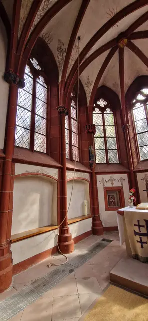 Im Chorraum der Hospitalkirche Biedenkopf wird mit dem Seil per Hand die alte Glocke geläutet.