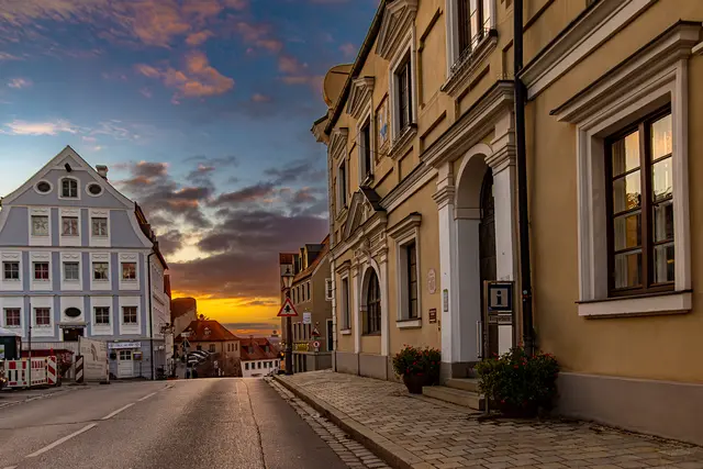 Abendstimmung beim Rathaus in Friedberg.