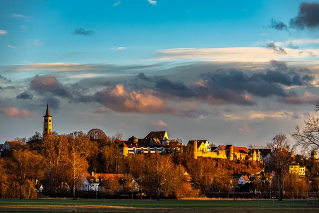 Friedberg in Licht der Abendsonne.