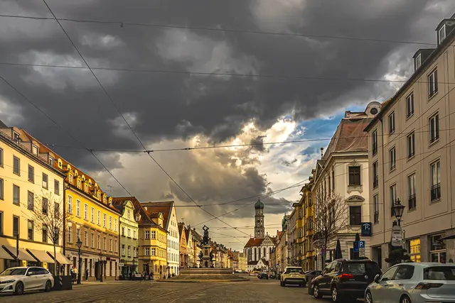 Die Maximilianstraße in Augsburg.