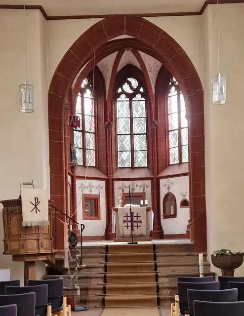 Blick zum Chorraum der Hospitalkirche Biedenkopf.
Von der 1419 erbauten Hospitalkirche ist lediglich der spätgotische Chor erhalten